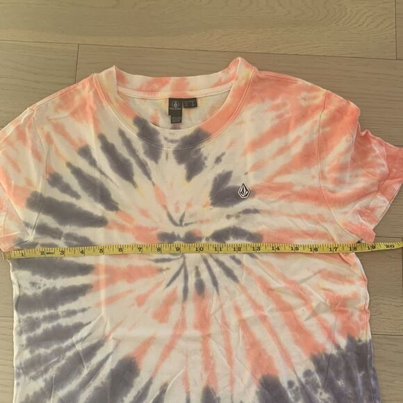 Volcom True to This Women’s Small Tie Dye Tee
Super cool, peach and gray tones! - Picture 6 of 9